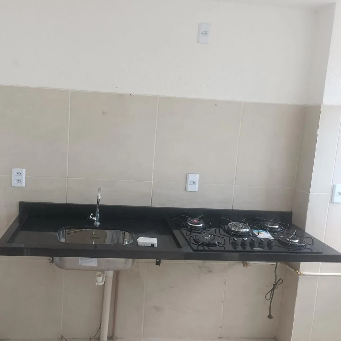 Bancada Integrada com Cooktop em Granito Preto São Gabriel