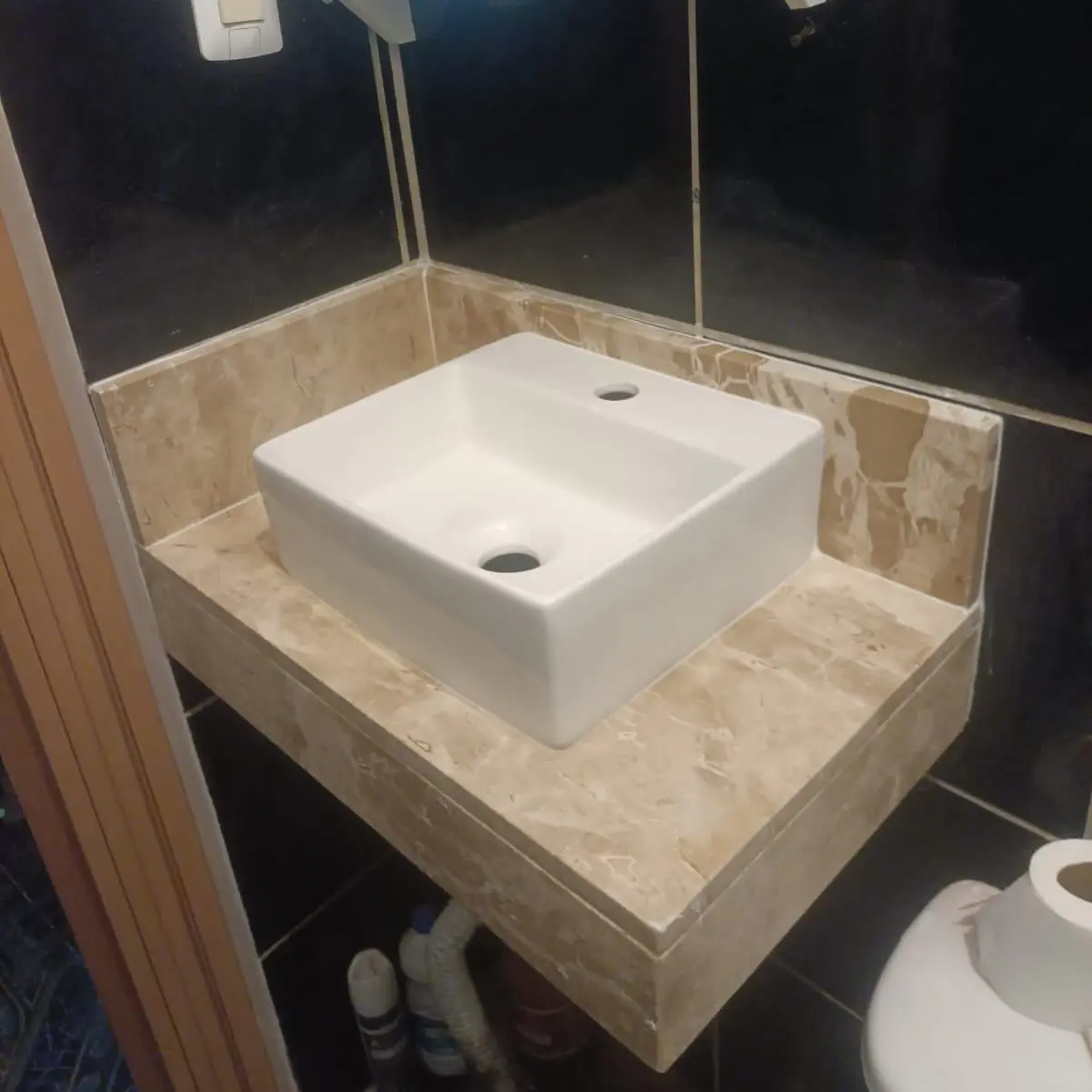 Bancada suspensa de lavabo em Mármore Crema Marfil legítimo