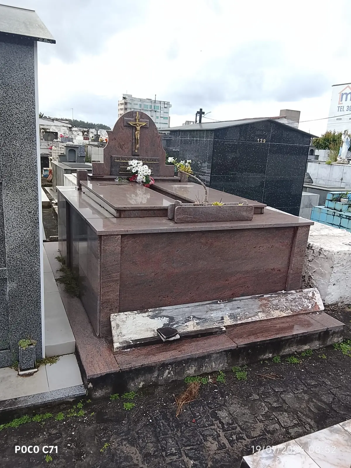 Mausoleu Clássico em Granito Vermelho Brasília