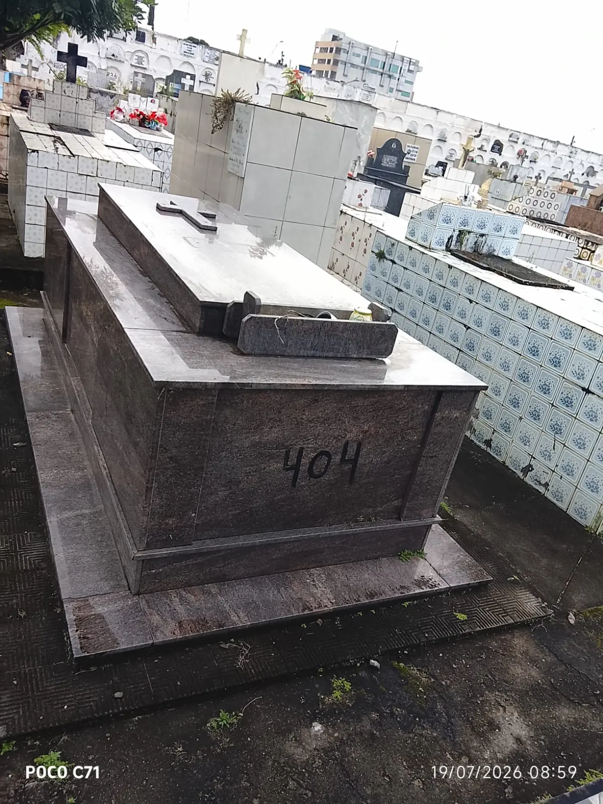Mausoleu Estruturado em Granito Marrom Tabaco