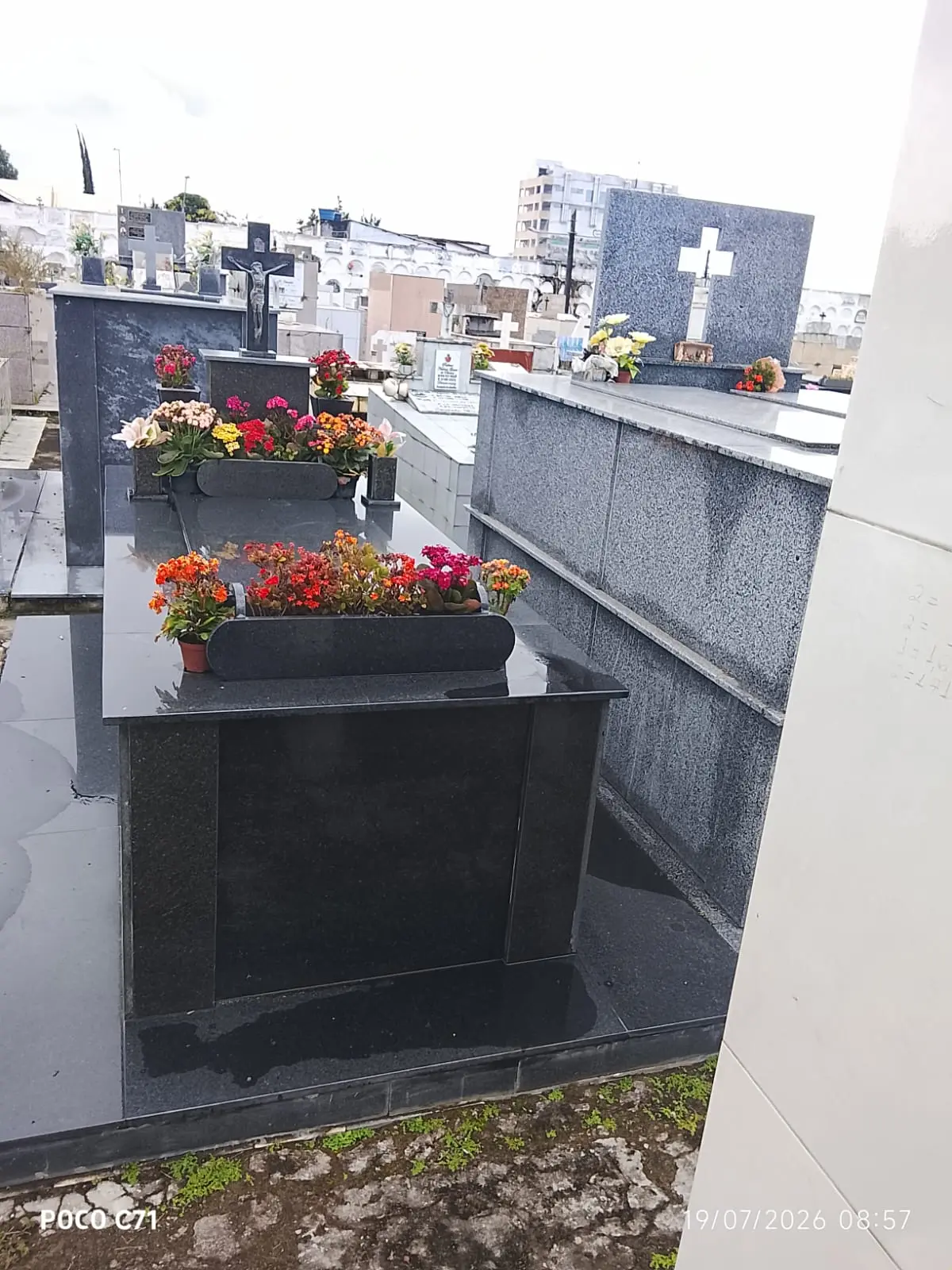 Mausoléu em granito preto São Gabriel